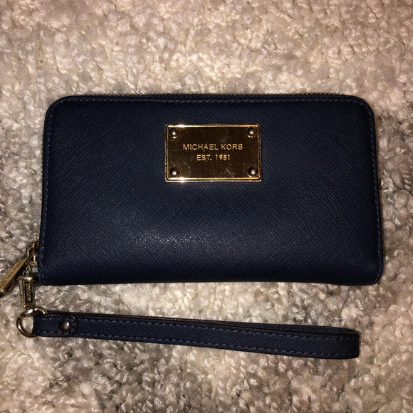 Michael Kors Handbags - Michael Kors Wristlet